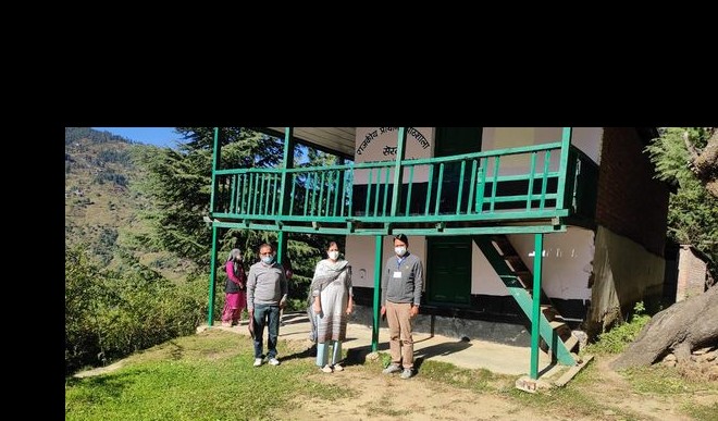 सामान्य पर्यवेक्षक ने  जुब्बल कोटखाई में विभिन्न मतदान केन्द्रों का दौरा कर निर्वाचन प्रक्रिया की गतिविधियों का जायजा लिया व अधिकारियों को आवश्यक दिशानिर्देश दिए