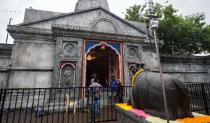 उत्तराखंड में भारी  बारिश से लोगों की मौत, बढ़ते खतरे को देखते हुए चारधाम यात्रा ठप