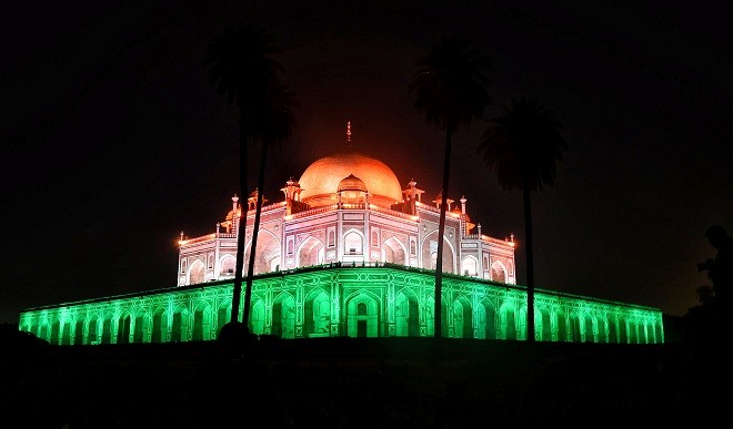 भारत ने बनाया 100 करोड़ वैक्सीनेशन का रिकॉर्ड तो तिरंगे की रोशनी में जगमगाते दिखे स्मारक