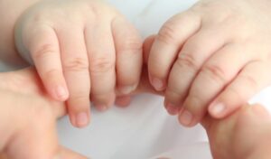 बाढ़ का कहर, अस्पताल ले जायी जा रही महिला ने रास्ते में ही दिया बच्ची को जन्म