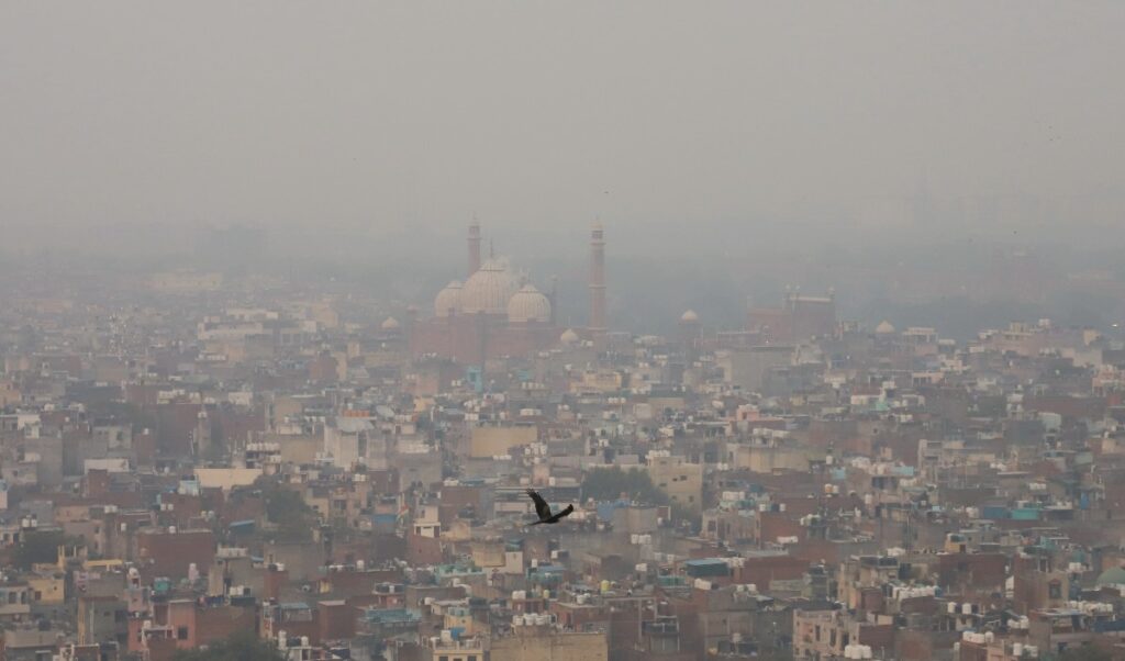 दिवाली के बाद दिल्ली की हवा हुई जहरीली, गले और आंखों में जलन की शिकायतें