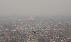 दिवाली के बाद दिल्ली की हवा हुई जहरीली, गले और आंखों में जलन की शिकायतें