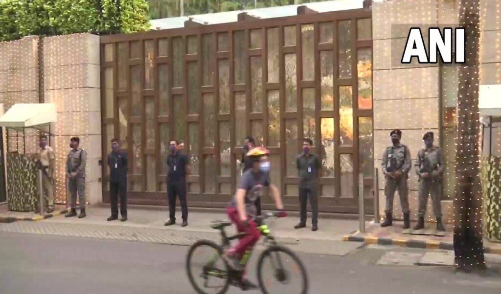 मुकेश अंबानी के आवास 'एंटीलिया' के बाहर बढ़ाई गई सुरक्षा, टैक्सीवाले से लोकेशन पूछ रहे थे दो संदिग्ध