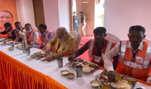 मोदी ने किया काशी विश्वनाथ धाम बनाने वालों का सम्मान,कारीगरों  पर की फूलों की वर्षा