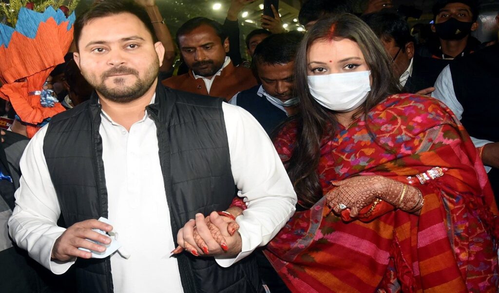 पत्नी के साथ पटना पहुंचे तेजस्वी, राबड़ी देवी ने किया स्वागत, नाम के रहस्य से भी हटा पर्दा