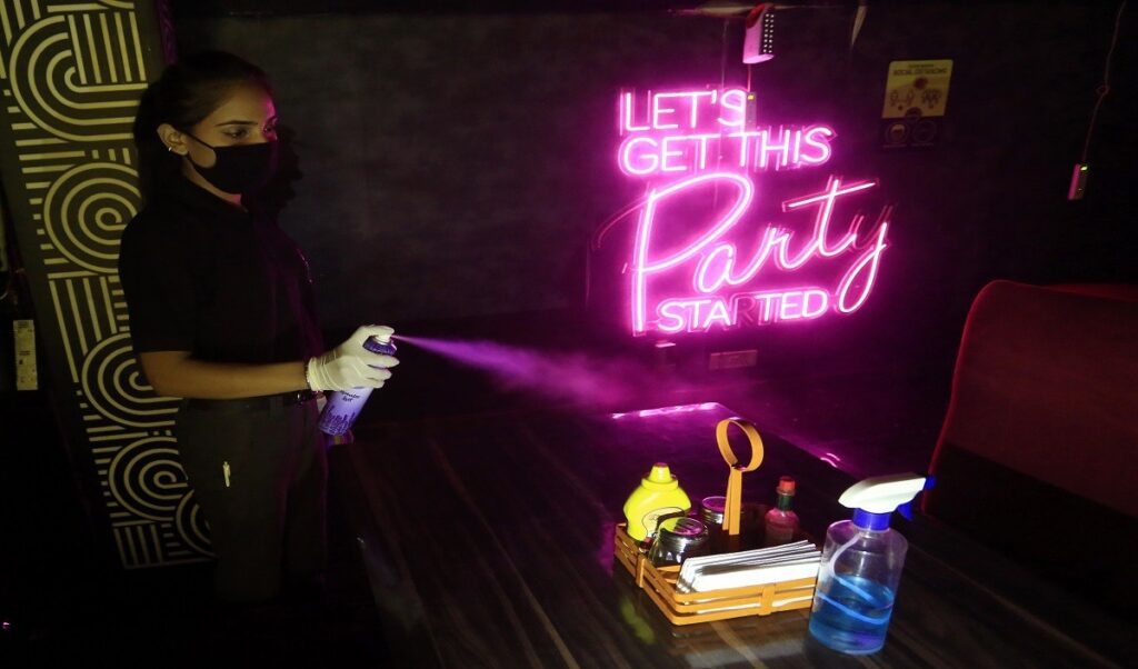 दिल्ली में बढ़ते कोरोना कहर के बीच बढ़ी पाबंदियां, रेस्त्रां और बार बंद, पैक कराने की सुविधा होगी उपलब्ध