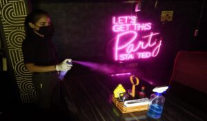 दिल्ली में बढ़ते कोरोना कहर के बीच बढ़ी पाबंदियां, रेस्त्रां और बार बंद, पैक कराने की सुविधा होगी उपलब्ध