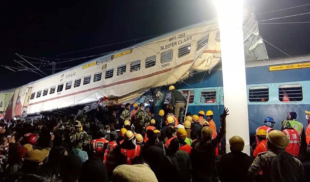 रेल मंत्री ने लिया दुर्घटना स्थल का जायजा, कहा- शायद लोकोमोटिव के उपकरण में दिक्कत आ गयी थी