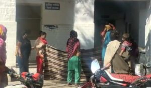 महिलाओं ने साड़ी का घेरा बनाकर कराई डिलेवरी, अस्पताल ले स्टाफ पर लापरवाही का लगाया आरोप