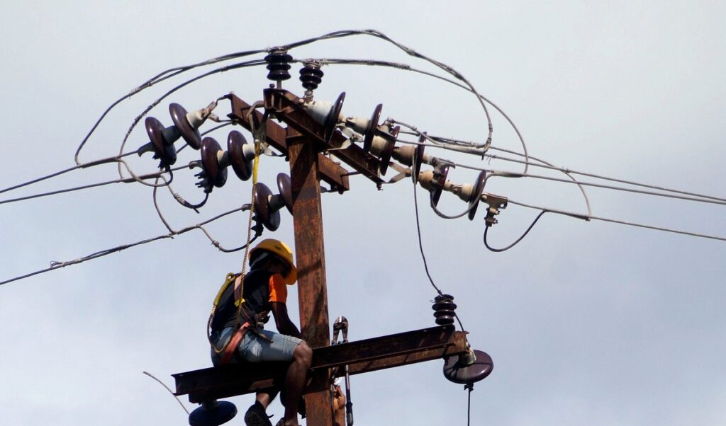 मुंबई के कई इलाकों में बिजली गुल, लोकल ट्रेन सेवा बाधित