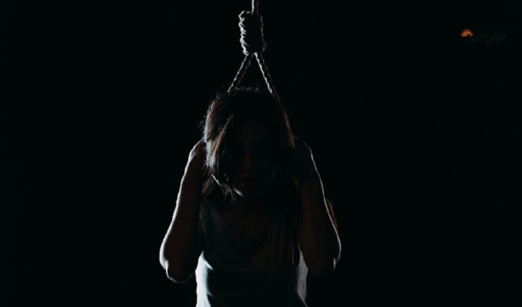 पापा ने गुस्से में छीन लिया मोबाइल तो लड़की ने लगा ली फांसी, क्या हो गया है आजकल के बच्चों को?