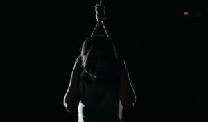 पापा ने गुस्से में छीन लिया मोबाइल तो लड़की ने लगा ली फांसी, क्या हो गया है आजकल के बच्चों को?