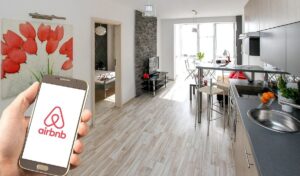Airbnb बुक करने वालों हो जाए सावधान! होमस्टे के मालिक के पास से मिली 2000 प्राइवेट वीडियो