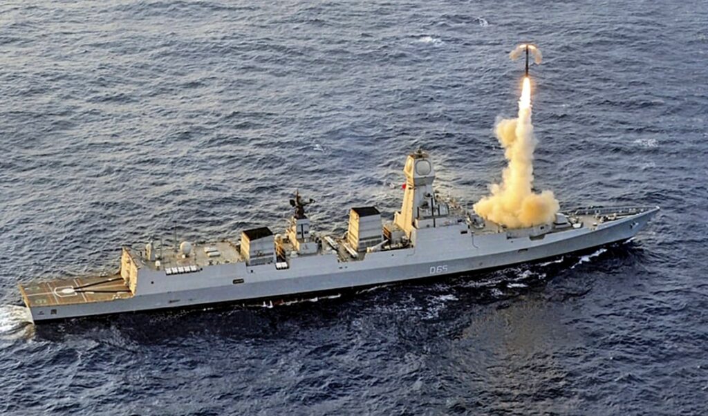 BrahMos Missile | भारतीय नौसेना ने ब्रह्मोस मिसाइल का सफल परीक्षण किया | Watch Video
