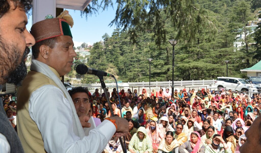 सिलाई अध्यापिकाओं की सेवाओं को नियमित करने के लिए गठित होगी समितिः मुख्यमंत्री