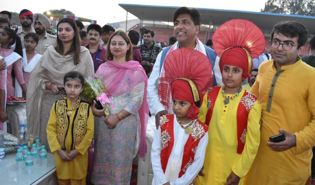 होशियारपुर में शुरू हुआ भारतीय संस्कृति को दर्शाने वाला शिल्प बाजार