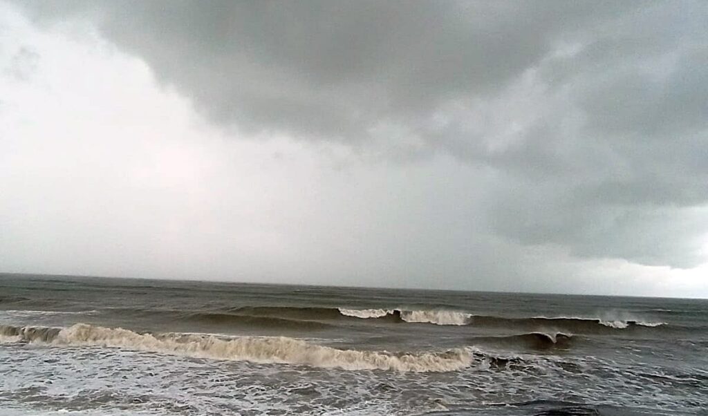 Cyclone Asani | अंडमान और निकोबार द्वीप समूह के करीब पहुंचा चक्रवाती तूफान, दिन में आसमान हुआ काला, तेज हवाएं और बारिश जारी
