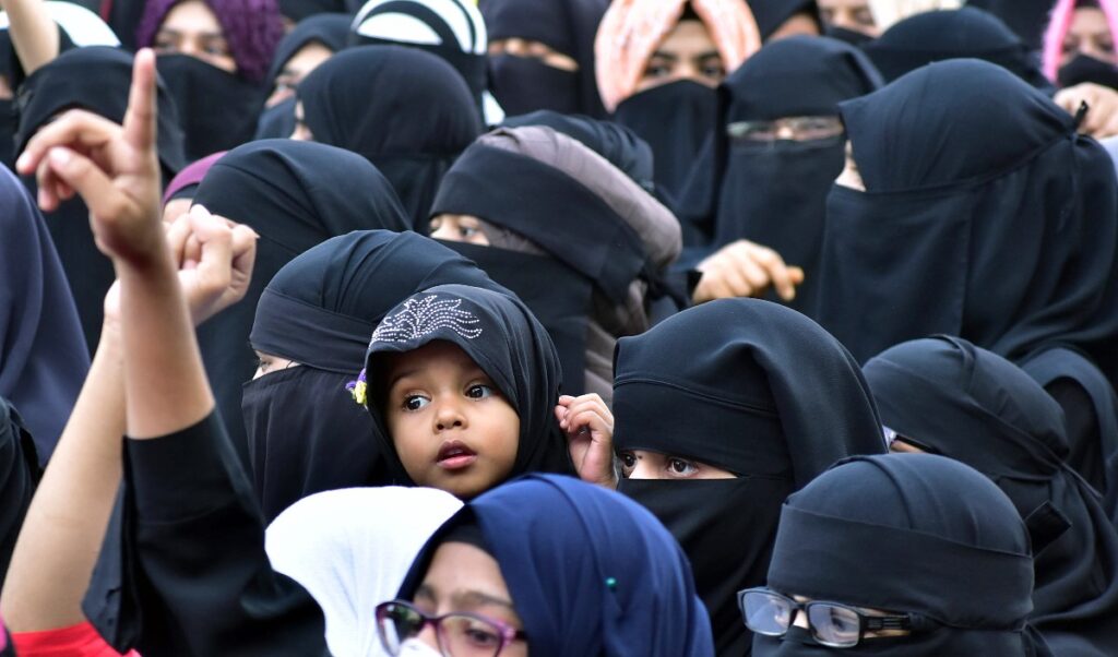 Karnataka Hijab Row | हिजाब विवाद पर फैसला सुनाने वाले तीनों जजों को सरकार देगी 'Y' श्रेणी की सुरक्षा