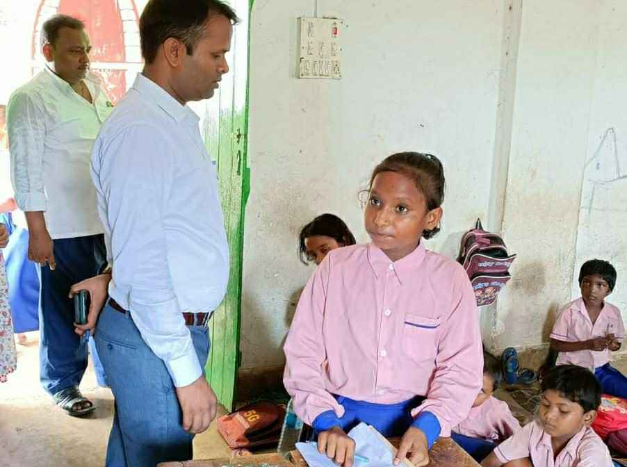 जिला शिक्षा अधीक्षक ने पठन-पाठन पर विशेष रुप से ध्यान देने का निर्देश विद्यालय प्रधानाध्यापक को दिया