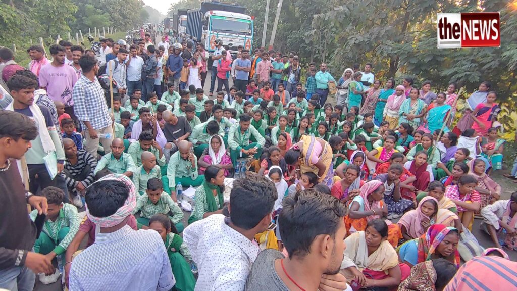 सड़क हादसे में हुई दर्दनाक मौत से आक्रोशित छात्रों और मृतकों के परिजनों ने दुमका-साहिबगंज मुख्य मार्ग को घंटो रखा जाम