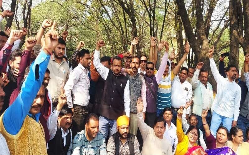 Bhopal-_School_operators_sit_on_dharna_in_front_of_BJP_office_protest_demanding_changes_in_recognition_rules