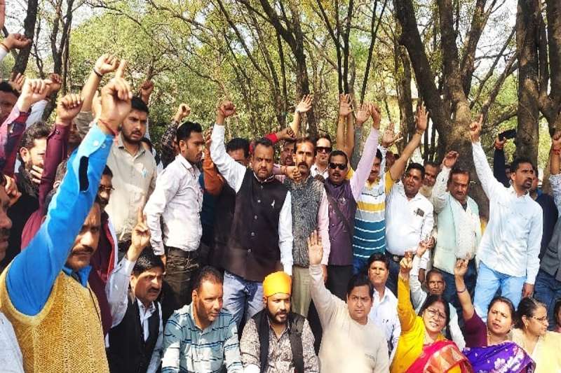Bhopal-_School_operators_sit_on_dharna_in_front_of_BJP_office_protest_demanding_changes_in_recognition_rules